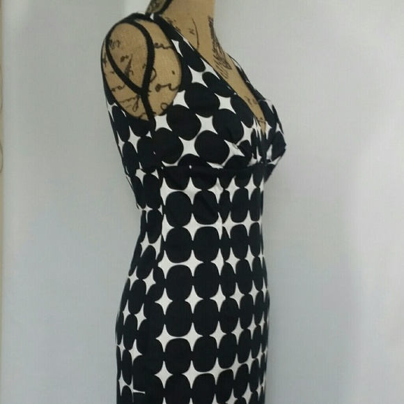 Black and white v-neck geometric pattern dress - Picture 8 of 8